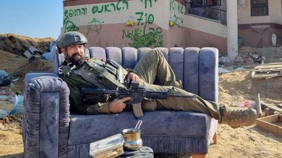 Izraelski żołnierz przesadził. Reklamuje niebieską platformę w Strefie Gazy
