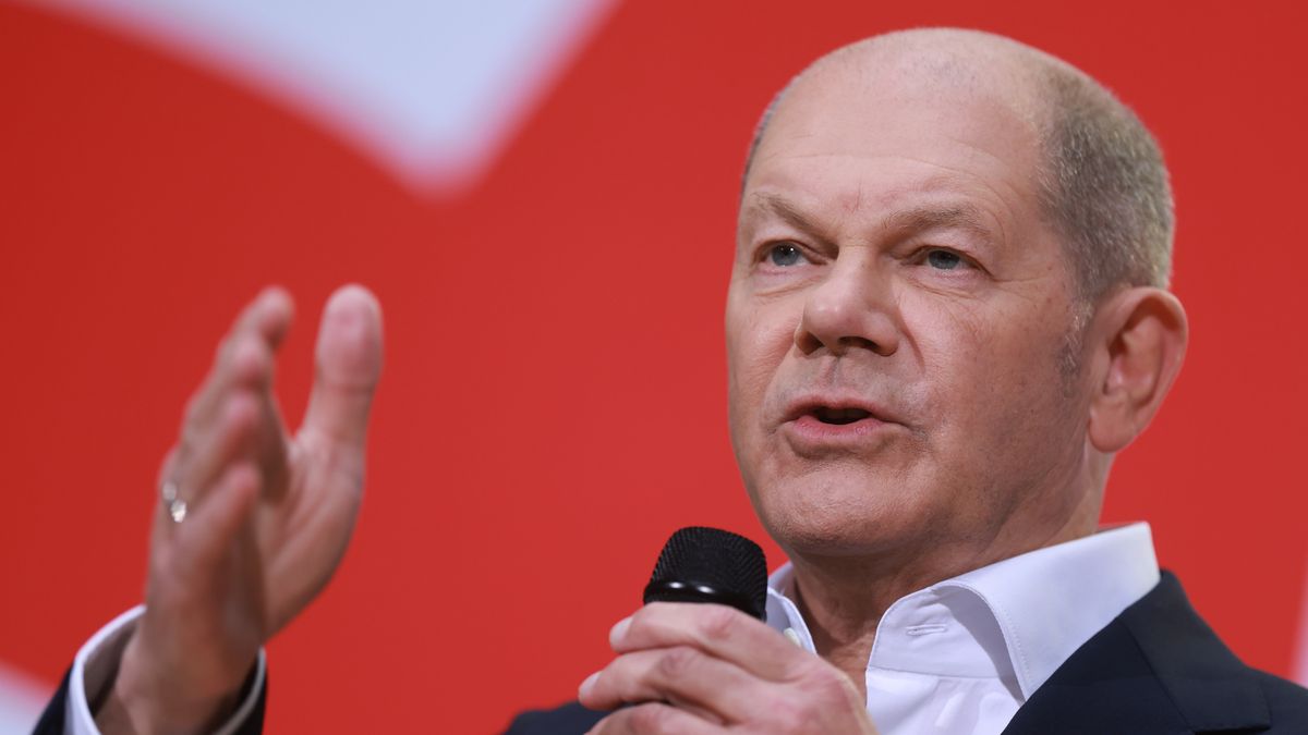 German Chancellor Olaf Scholz gestures during a press conference at the Social Democrats headquarters Willy-Brandt-Haus in Berlin, Germany, 25 November 2024. The Social Democratic Party (SPD) invited for a press conference after meetings of committees to discuss current issues and nominate the chancellor candidate for the upcoming German federal election 2025. EPA/CLEMENS BILAN Dostawca: PAP/EPA.