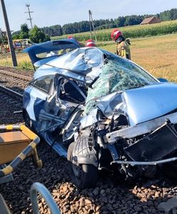 Auto zmiażdżone. Matka z dzieckiem wjechała pod pociąg towarowy