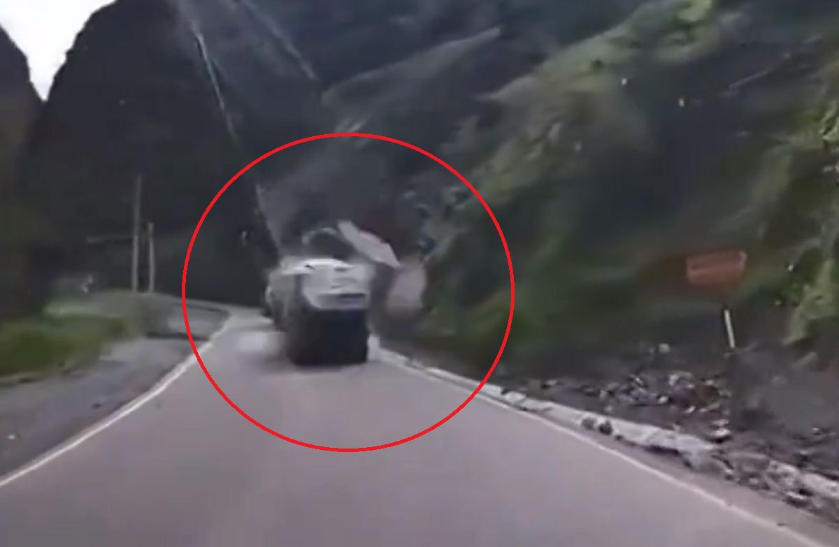Miracle as drivers survive massive rockslide in Peru, no casualties
