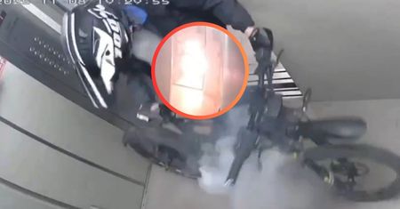 Wjechał elektrykiem do windy. Rower zapłonął. Nagranie z Rosji