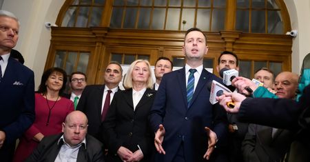 Rekonstrukcja rządu. PiS kusi PSL. Mieliby zastąpić ludzi Ziobry. "Pożrą nas jak Leppera"