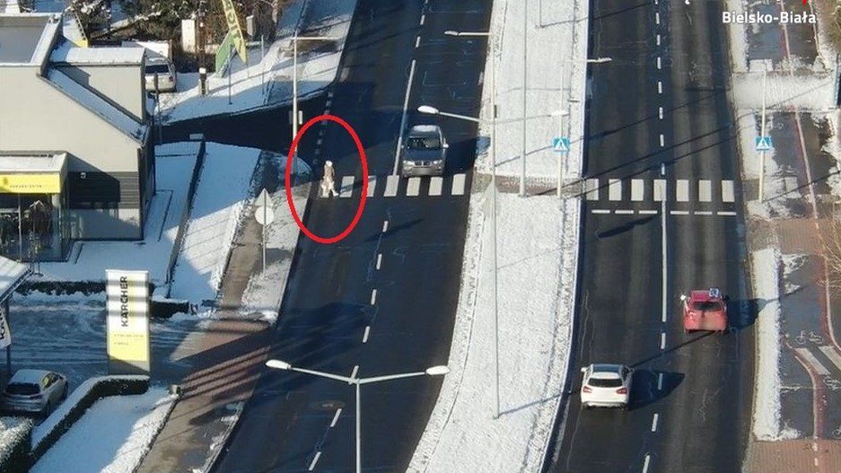 Dron rejestrował wykroczenia na przejściu dla pieszych