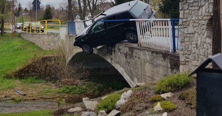 Jelenia Góra. Kierowca wraz z samochodem mógł wpaść do rzeki. Policjant bohaterem