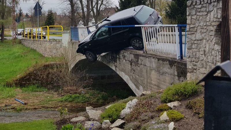 Jelenia Góra. Kierowca wraz z samochodem mógł wpaść do rzeki. Policjant bohaterem