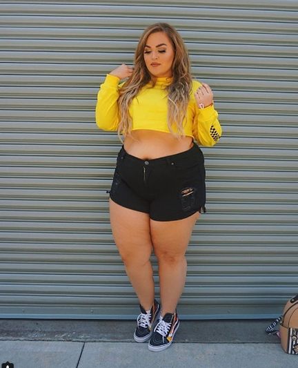 Szorty idealnie podkreślają sylwetkę YouTuberki