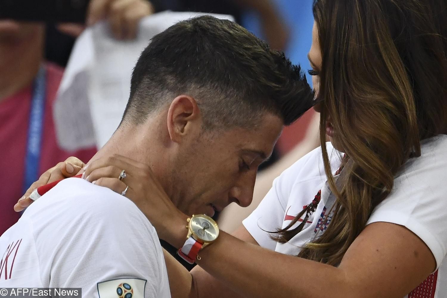 Anna Lewandowska pociesza Roberta po przegranym meczu Polska-Senegal