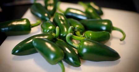 Surowe papryczki jalapeno