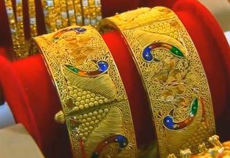 Deszcz i kalendarz pogrążają ceny złota