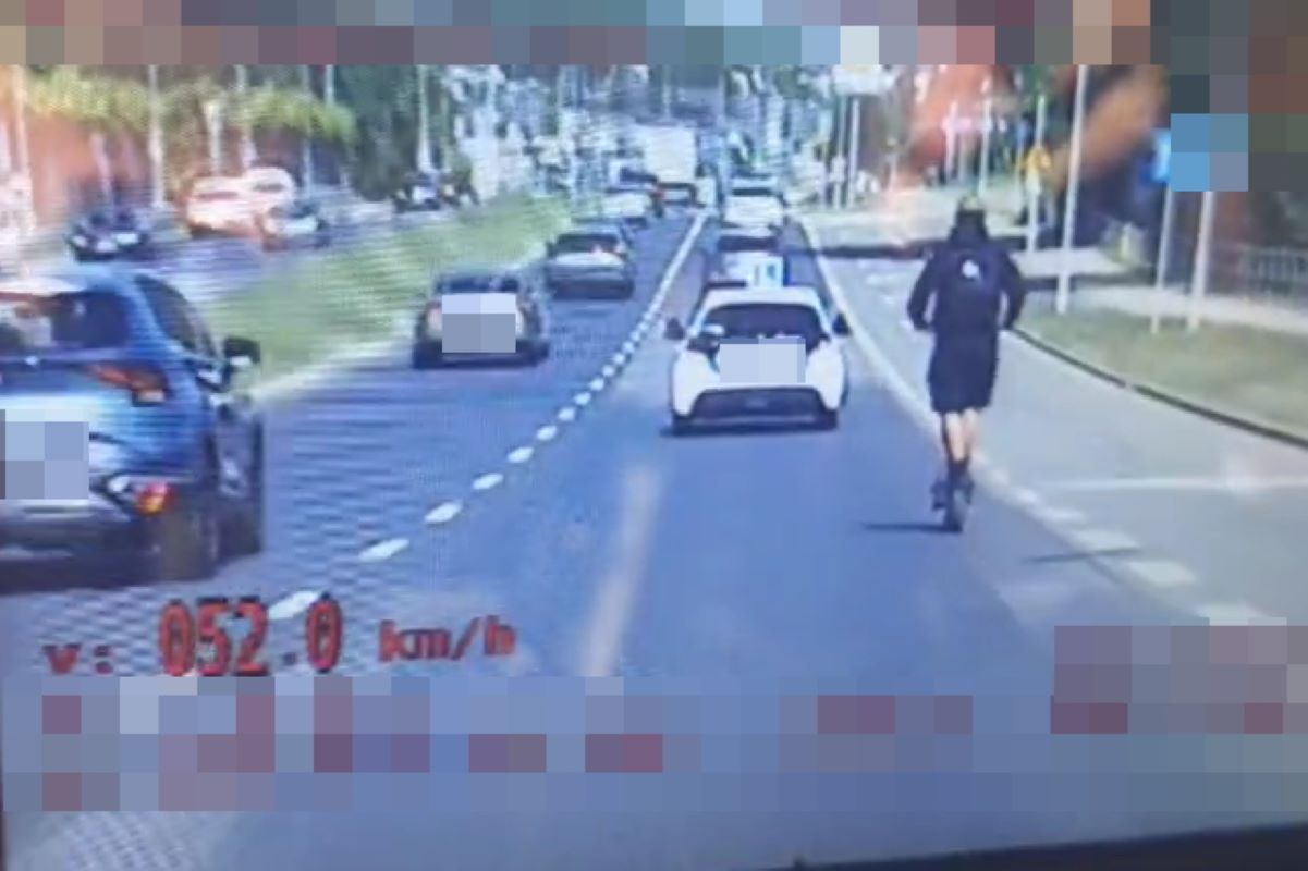 Nastolatek pędził przez miasto na hulajnodze. Interweniowała policja