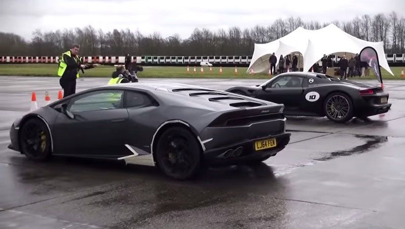 Lamborghini Huracan vs. Porsche 918 Spyder na mokrej nawierzchni