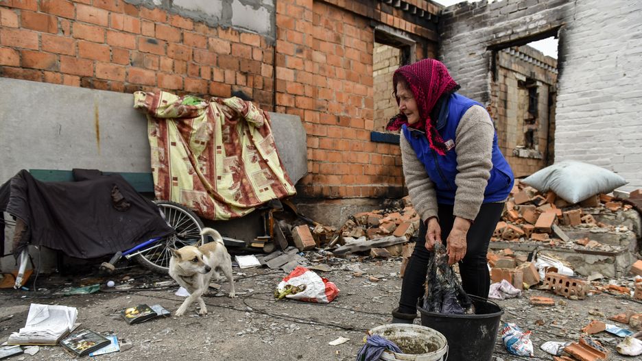 epaselect epa09884962 A woman washes her clothing in the yard of ruined house in Andriivka village of Kyiv area, Ukraine, 11 April 2022. UN Human Rights Council has decided to launch an investigation into the violations committed after Russia's full-scale invasion of Ukraine as Ukrainian Parliament reported. Russian troops entered Ukraine on 24 February resulting in fighting and destruction in the country, and triggering a series of severe economic sanctions on Russia by Western countries. EPA/OLEG PETRASYUK Dostawca: PAP/EPA.