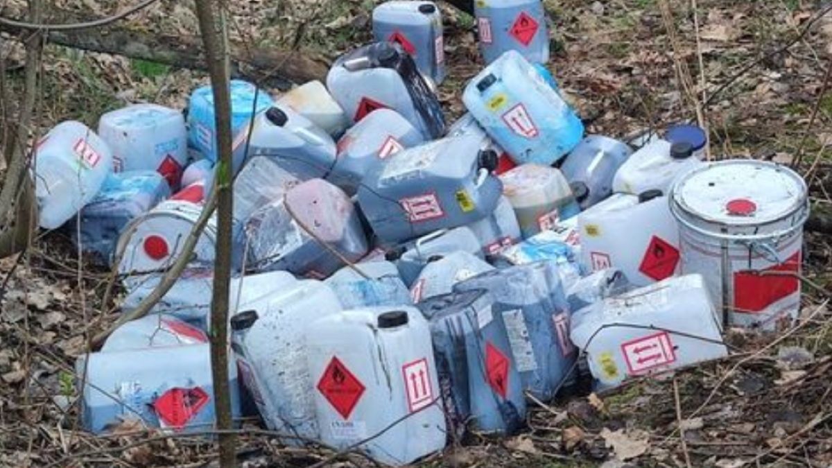Ktoś wyrzucił w lesie kilkadziesiąt pojemników z substancją chemiczną. Policja poszukuje uczestników nielegalnego procederu