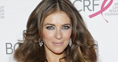 "Plotkara": 50-letnia Elizabeth Hurley znów pochwaliła sie swoimi atutami
