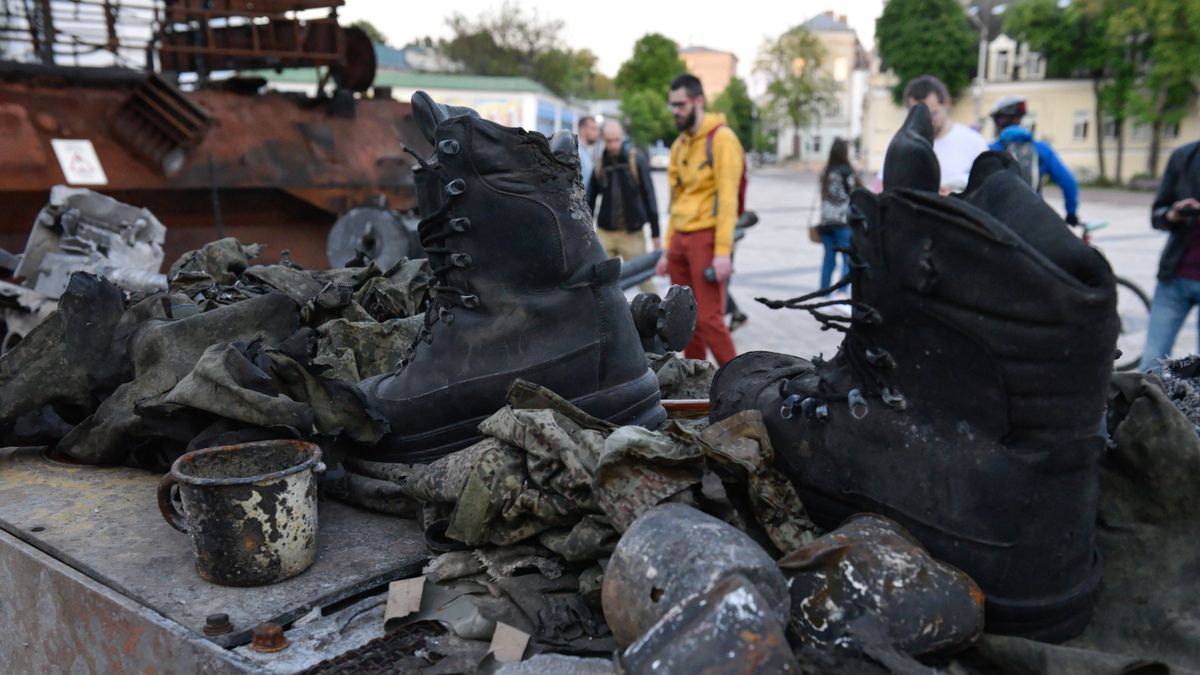 Wystawa zniszczonego sprzętu armii rosyjskiej na Placu Michajłowskim w Kijowie Trwa inwazja Rosji na Ukrainę