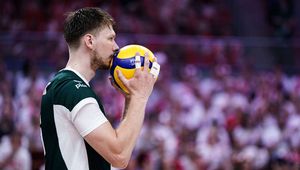 Przejął opaskę i zaskoczył. "Nie jestem kapitanem"