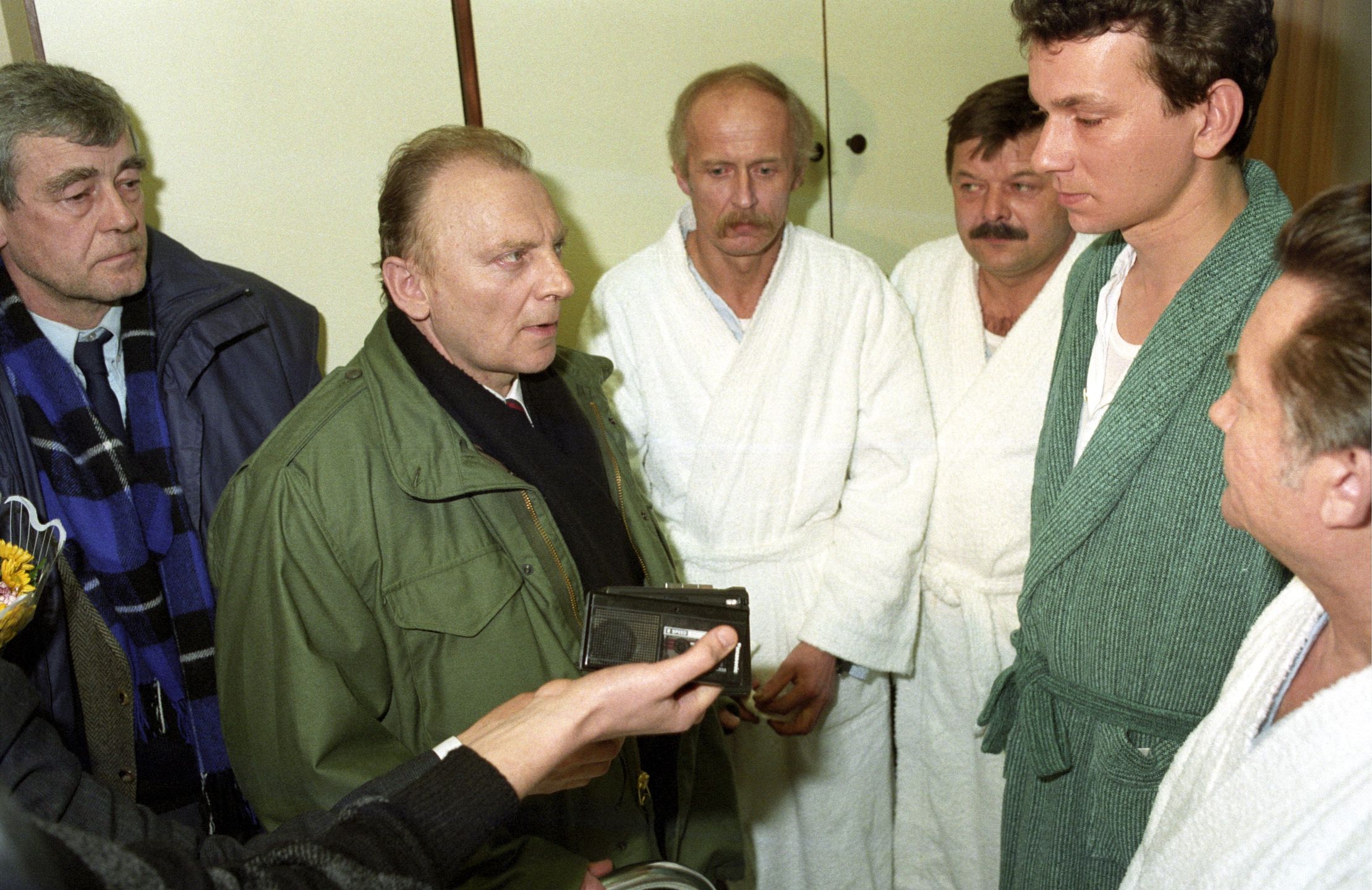  Andrzej Milczanowski i część uratowanych z katastrofy