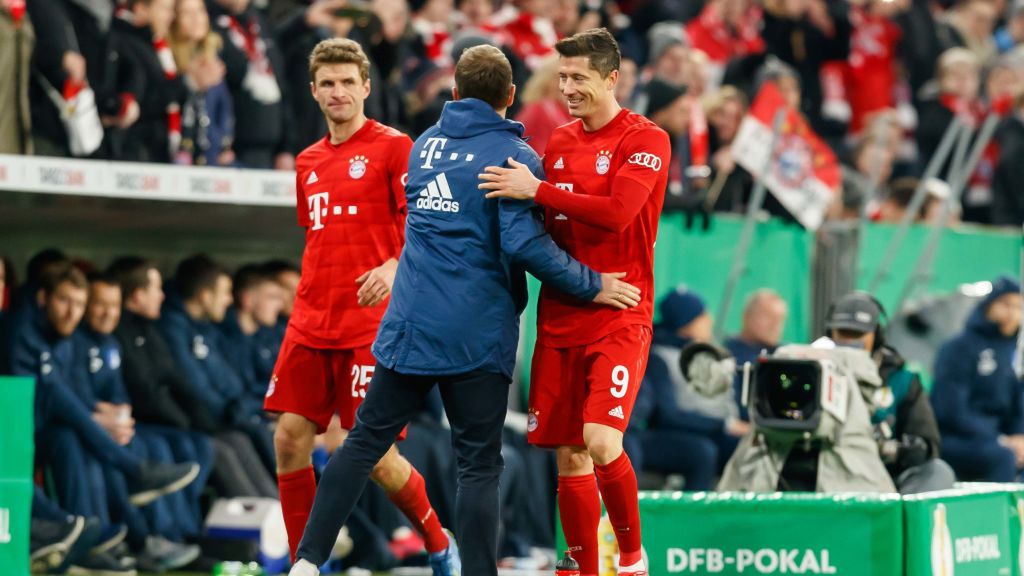 Getty Images / Roland Krivec/DeFodi Images / Na zdjeciu (od lewej): Thomas Mueller, Hansi Flick, Robert Lewandowski