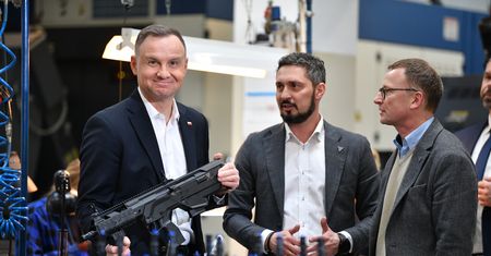 Prezydent Duda o polskich karabinkach Grot: największa duma fabryki "Łucznik"