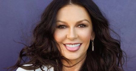 Catherine Zeta-Jones prezentuje "FIGURĘ DWUDZIESTOLATKI", prężąc ciało na jachcie (ZDJĘCIA)