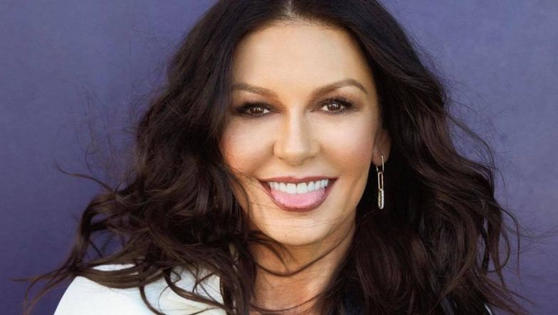 Catherine Zeta-Jones prezentuje "FIGURĘ DWUDZIESTOLATKI", prężąc ciało na jachcie (ZDJĘCIA)