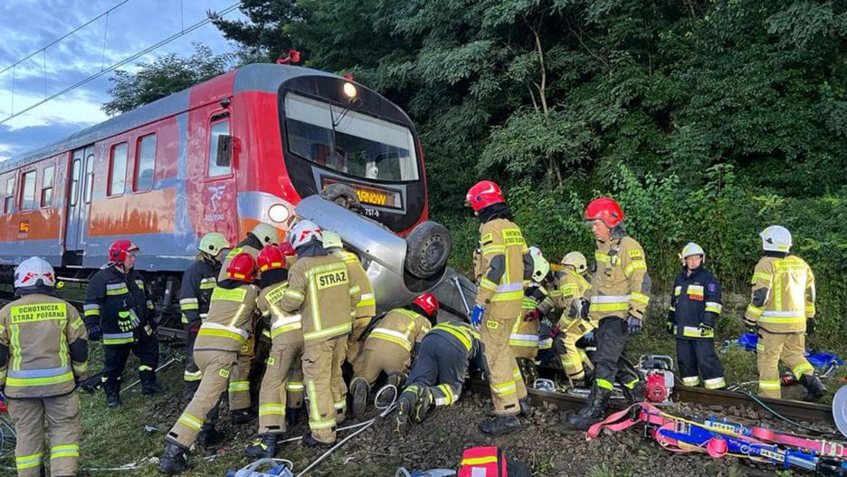 Zderzenie pociągu z samochodem; jedna osoba nie żyje, czterech rannych