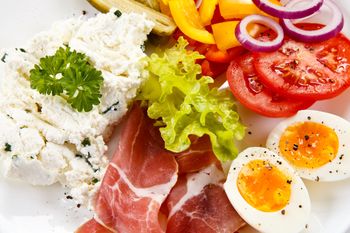 Najpopularniejsza dieta może zaszkodzić. Podążanie za modą osłabia kości i jelita