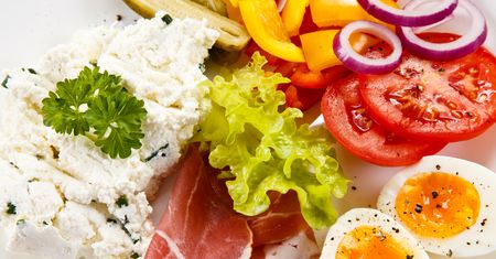 Najpopularniejsza dieta może zaszkodzić. Podążanie za modą osłabia kości i jelita