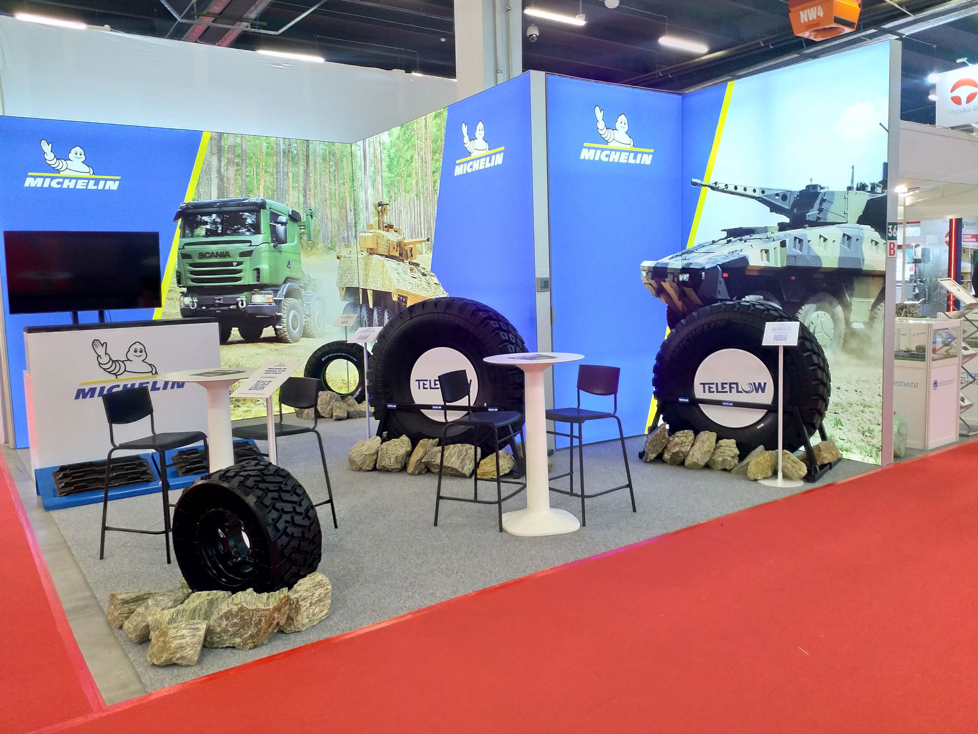 Stanowisko Michelin z oponami dla pojazdów wojskowych. 