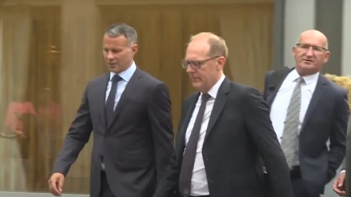 Ryan Giggs wchodzi do budynku sądu