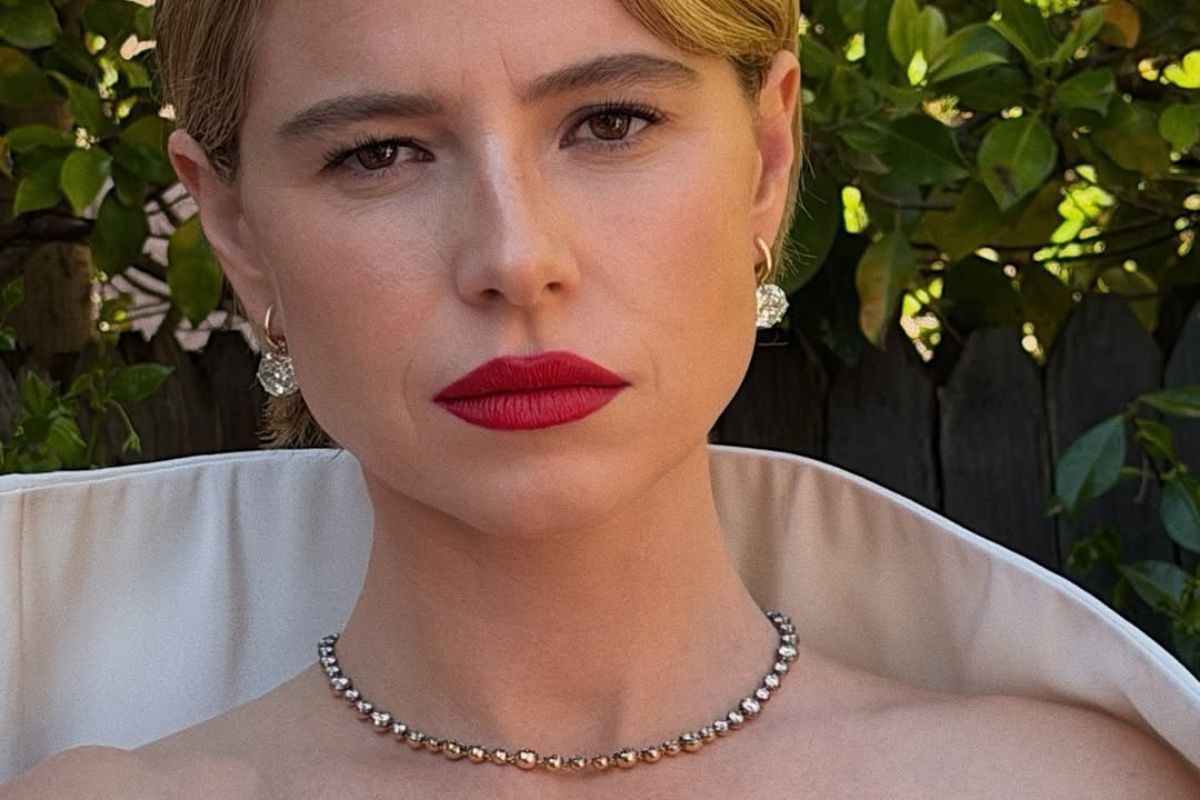 Jessie Buckley w czerwonej szmince