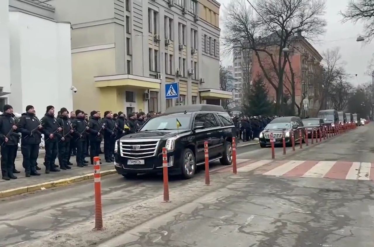 Sznur karawanów. Żegnają ofiary katastrofy w Browarach