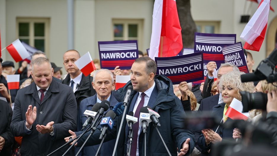 Węgrów, 05.05.2025. Wybory Prezydenta RP 2025 - kampania. Kandydat Komitetu Obywatelskiego w zbliżających się wyborach na fotel prezydenta RP, popierany przez Prawo i Sprawiedliwość, prezes Instytutu Pamięci Narodowej Karol Nawrocki (C) podczas spotkania wyborczego na rynku w Węgrowie, 5 bm. Obok posłowie PiS: Maria Koc (P), Krzysztof Tchórzewski (3L) i Maciej Górski (L). (jm) PAP/Przemysław Piątkowski