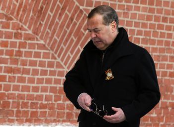 Media: Miedwiediew ma dwie restauracje. Jedna podaje ulubione dania Stalina