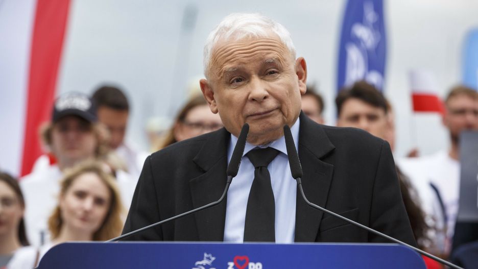 Jarosław Kaczyński okazuje zainteresowanie sprawami wsi podczas na pikniku rodzinnego w Stawiskach