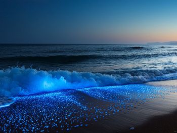 Wakacyjny raj na wyspie. Woda przypomina rozgwieżdżone niebo