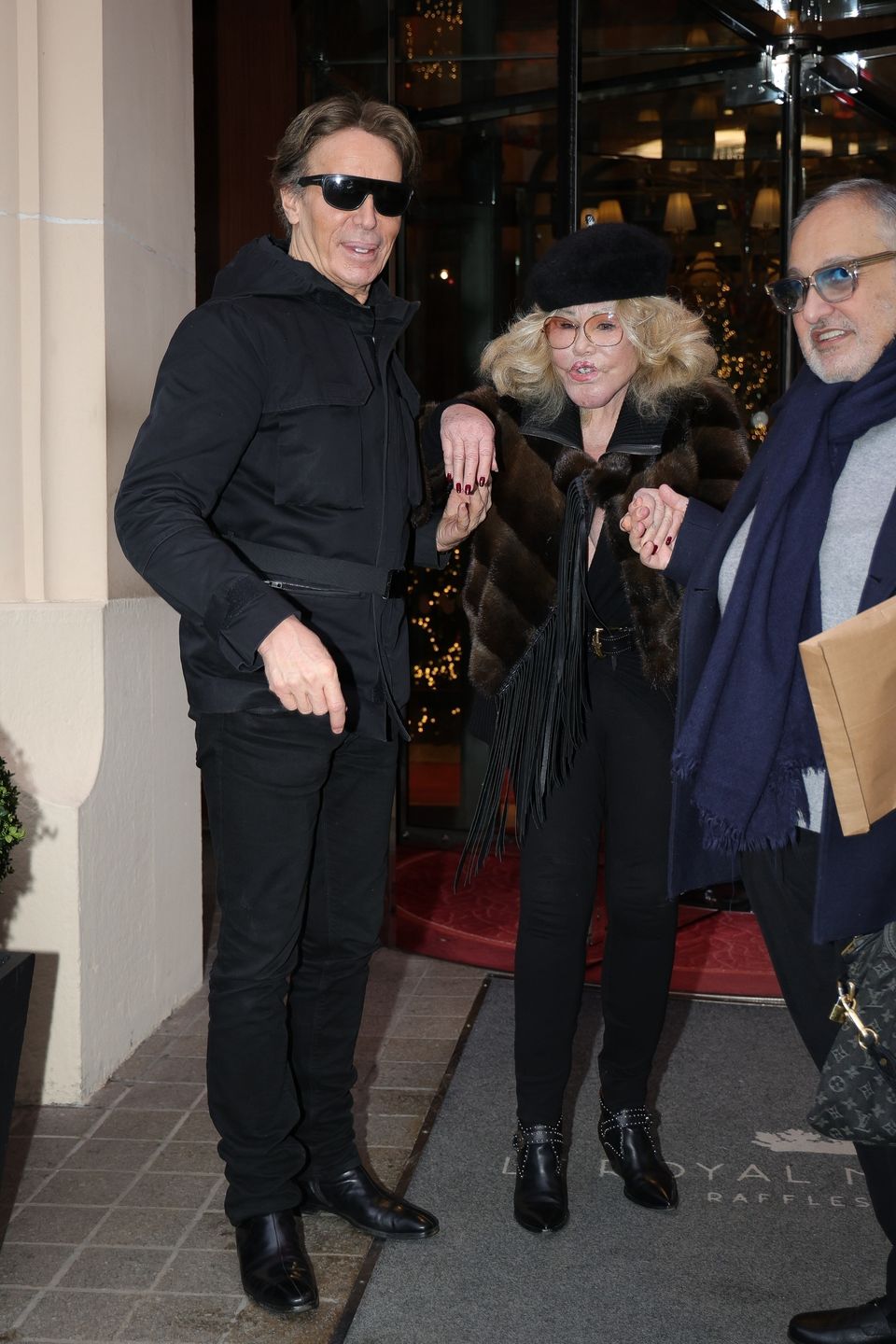 "Kobieta Kot" opuszcza hotel z wyraźnie młodszym narzeczonym