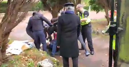Dyplomaci zaciągnęli protestującego do konsulatu. Interweniowała policja