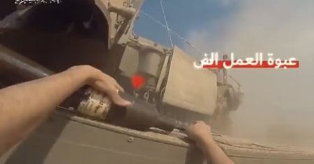 Bojownik Hamasu vs czołg Merkava Mk. IVM. Dokonał szaleńczej szarży