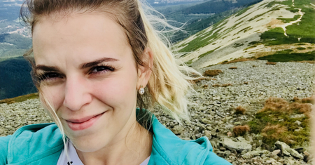 Agata 15 lat cierpiała z powodu bolesnych miesiączek. "Czułam, jakby ktoś wbijał mi setki sztyletów w brzuch"
