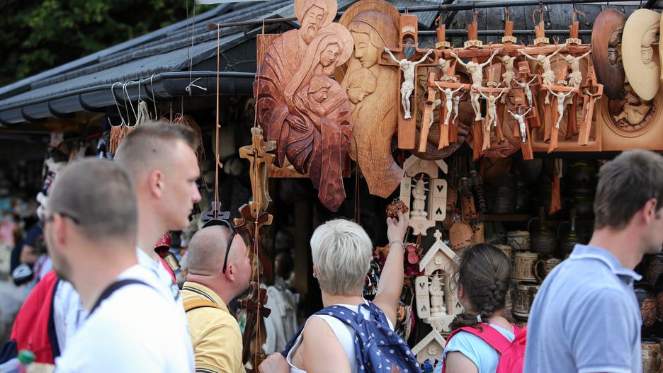 Pamiątki z Zakopanego na Krupówkach
