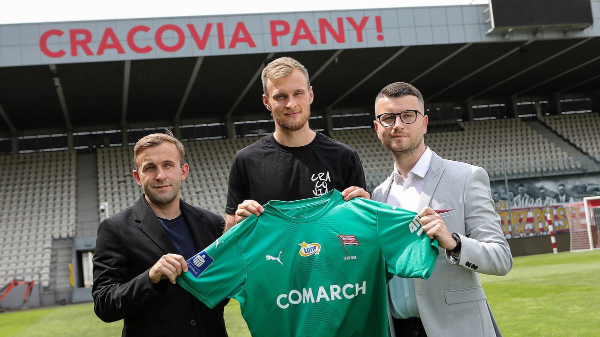 Materiały prasowe / Cracovia / Na zdjęciu: Henrich Ravas (w środku) został nowym bramkarzem Cracovii