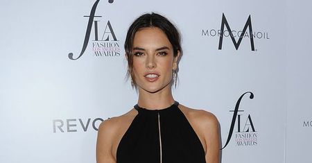 Alessandra Ambrosio w kusej małej czarnej