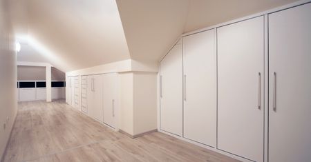 Skosy i łuki w pomieszczeniach - można je wykorzystać na szafy i garderoby