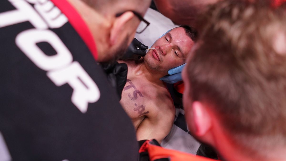 Materiały prasowe / kswmma.com / Na środkowym planie zdjęcia Krystian Kaszubowski po nokaucie na gali KSW 49