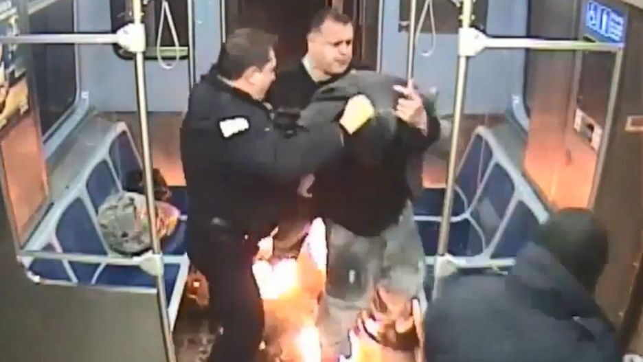 Nie wiadomo, dlaczego mężczyzna podłożył ogień w wagonie metra