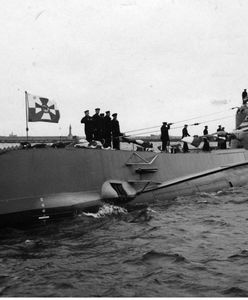 Henryk Kłoczkowski - dowódca okrętu podwodnego ORP "Orzeł" uciekł i zostawił swoją załogę