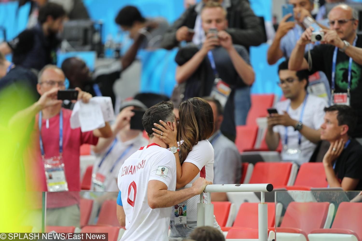 Anna Lewandowska pociesza Roberta po przegranym meczu Polska-Senegal