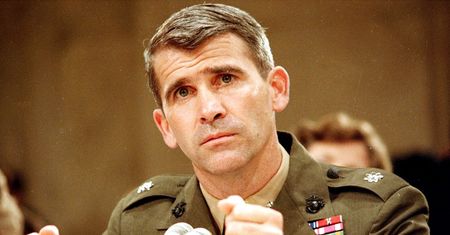 Oliver North - podpułkownik oskarżony o sprzedaż broni do Iranu został gwiazdą telewizji