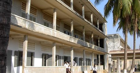 Katownia w cieniu kokosowych palm - więzienie Tuol Sleng w Phnom Penh